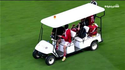 القندوسي يحتفل بالسوبر بسيارة الطاقم الطبي (فيديو)