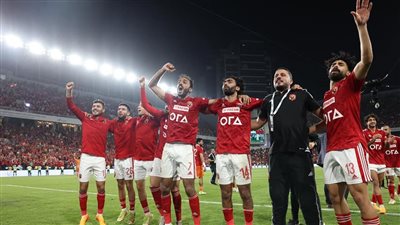 احتفالات لاعبي الأهلي بعد التتويج بالسوبر المصري (فيديو)