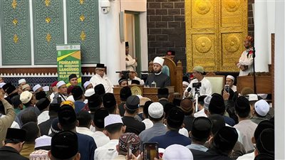 الآلاف يتزاحمون لحضور درس أسامة الأزهري بإندونيسيا ( صور)