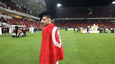 علي معلول يحتفل بلقب السوبر مرتديًا علم تونس 