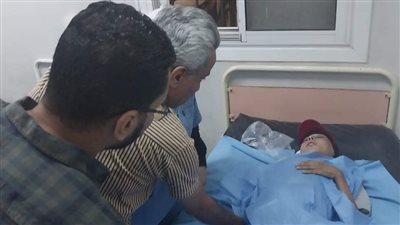 مدير صحة قنا يتفقد حالات التسمم الغذائي بمشروب البوظة في مستشفى فرشوط (صور)