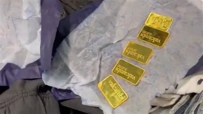 ضبط 5 سبائك ذهبية مغلفة بورق كربون داخل بنطلون راكب في مطار القاهرة (صور)