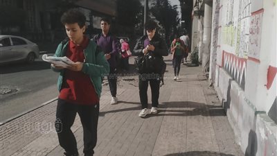 بدء توافد طلاب الصفين الرابع والخامس الابتدائي لأداء امتحانات نهاية العام (صور)