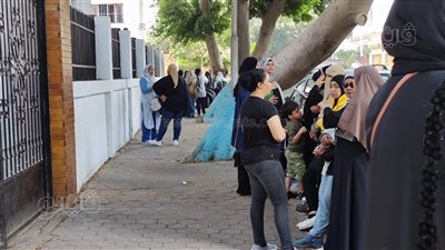 انتظار أولياء الأمور أمام اللجان في أول أيام امتحانات نهاية العام (صور)