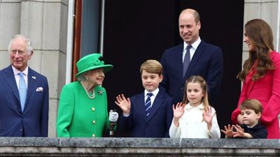 قبل ساعات من تنصيب ملك بريطانيا، ما سر خروج تشارلز من شرفة باكنجهام؟