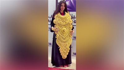 جدل على السوشيال ميديا بسبب سعودية ترتدي 15 كيلو ذهب، والنشطاء: وزن طفل في رقبتها