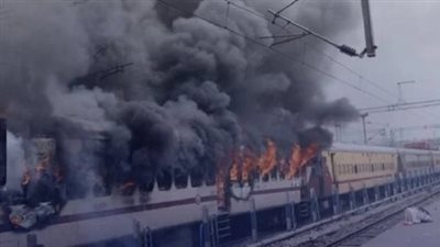 دخان كثيف يتصاعد من قطار في لندن، والركاب يكسرون النوافذ للهروب (فيديو) 