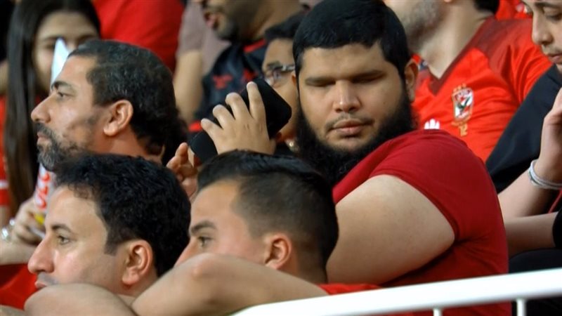 مشجع كفيف يتابع مباراة