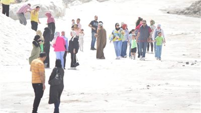في أجواء أوروبية، جبال الملح ببورسعيد تستقبل الزائرين (صور) 