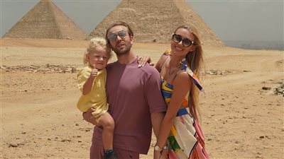 السياحة تستضيف أحد أشهر قائدي الفورمولا وان بإسبانيا لزيارة المعالم الأثرية