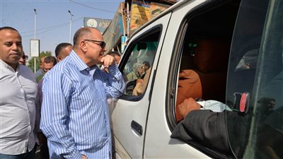 محافظ أسيوط يتفقد محطات الوقود ومواقف السرفيس لمتابعة الالتزام بالتعريفة