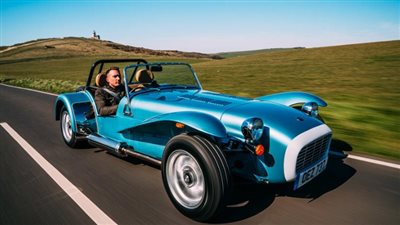 كاترهام الكهربائية 2026 أيقونة تصميمية بمقعدين ومحرك بالخلف