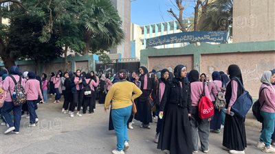 بدء توافد طلاب الصف الثاني الثانوي بالجيزة على اللجان لأداء الامتحانات إلكترونيا (صور) 