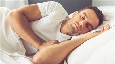 تفسير حلم تقبيل الميت للحي في المنام وعلاقته بالحصول على ميراث 