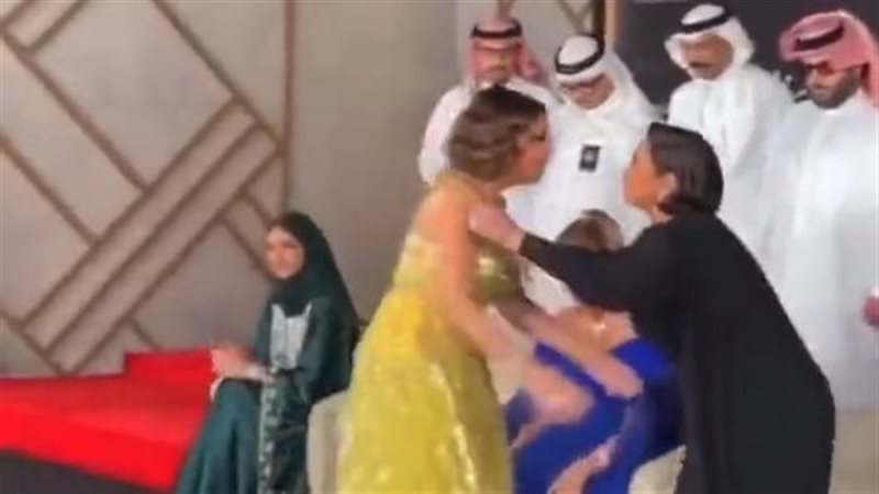 أنغام تصافح يسرا