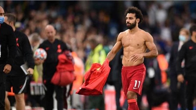 محمد صلاح يهدي قميصه