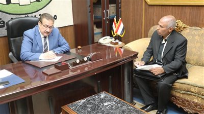 محافظ المنوفية يفحص شكاوى المواطنين خلال اللقاء اليومي