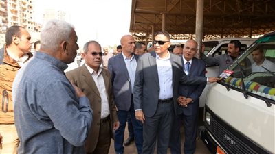 محافظ الدقهلية يتفقد موقف ميت غمر للتأكد من التزام السائقين بالتعريفة الجديدة (صور)