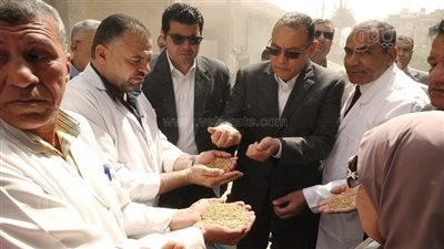 محافظ الشرقية يتفقد صوامع القمح في الزقازيق، والتموين تحبط تهريب 7 أطنان (صور)