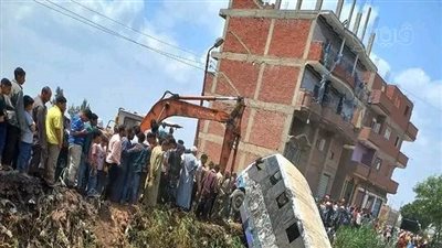 انتشال أتوبيس حضانة انقلب في ترعة بالشرقية (صور)