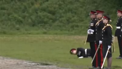 جر جندي بريطاني في الوحل بعد سقوطه خلال تتويج تشارلز (فيديو) 