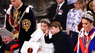 الأمير لويس يخطف الأضواء بكسره القواعد الملكية خلال تتويج تشارلز