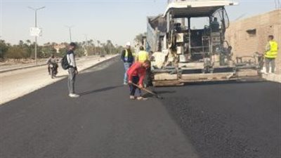 رصف الطبقة السطحية بطريق المنصورية وتحويلها من طريق متهالك إلى محور مروري
