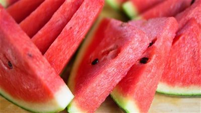 احذر من الإفراط في تناول البطيخ قبل النوم