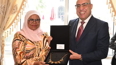 وزير الإسكان يلتقي مساعد الأمين العام للأمم المتحدة للإعداد لاستضافة مصر للمنتدى الحضرى العالمى