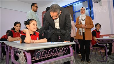 محافظ الغربية يكافئ مدير مدرسة ويحيل آخرين للتحقيق خلال تفقده لجان الامتحانات (صور)