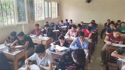توزيع أوراق امتحان الفصل الدراسي الأول على طلاب الثاني الإعدادي، وتعليم القليوبية تحقق