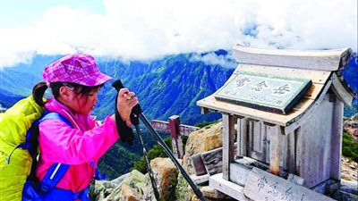 طفلة يابانية تستعد لتسلق أعلى قمة في أفريقيا