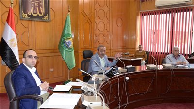 محافظ الإسماعيلية يبحث سبل حل مشكلة الصرف الصحي بمدينة القنطرة شرق 