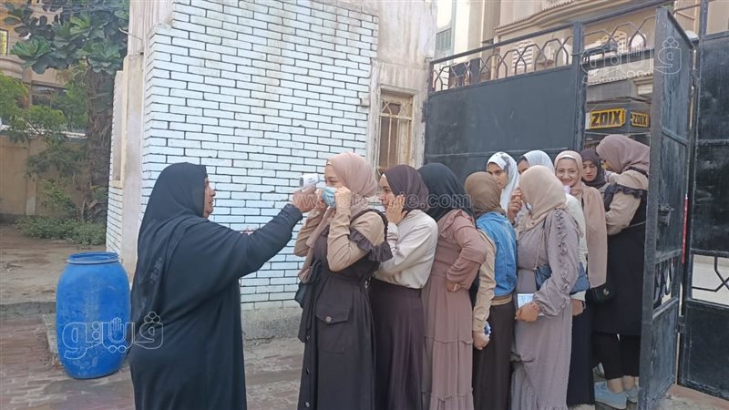  طلابب وطالبة يؤدون