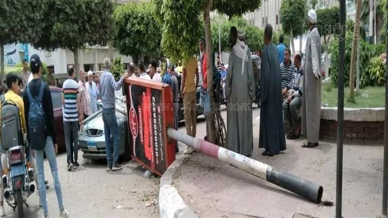 سقوط لافتة إعلانات