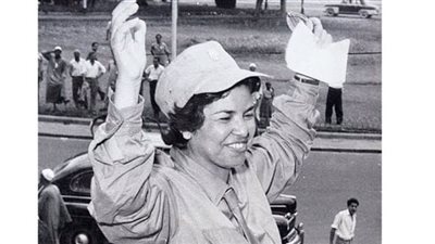 راوية عطية، الطفلة التي قادت مظاهرات ضد الاحتلال، ولهذا السبب أطلق عليها أم المقاتلين الشهداء