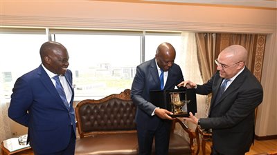 وزير الإسكان لنظيره الأنجولى: مستعدون لمشاركة خبراتنا مع أشقائنا فى أنجولا