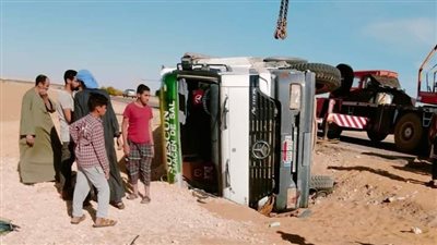 مصرع شخص وإصابة آخر في حادث مروري بالوادي الجديد (صور)