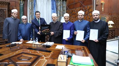  شيخ الأزهر يكرم مركز الفتوى الإلكترونية بعد حصوله على جائزة مصر للتميز الحكومي