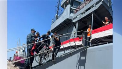 وصول العالقين المصريين وآخرين من جنسيات مختلفة من ميناء بورتسودان بواسطة سفينة حربية مصرية