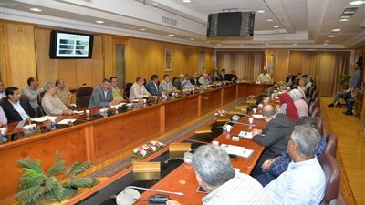 محافظ أسيوط يشدد على الإزالة الفورية للتعديات على الترع والمصارف