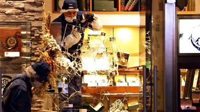 4 مراهقين ينفذون سرقة لمحل ساعات باهظة الثمن 