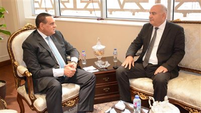 محافظ قنا يتابع الموقف التنفيذي لأعمال ترفيق المناطق الصناعية