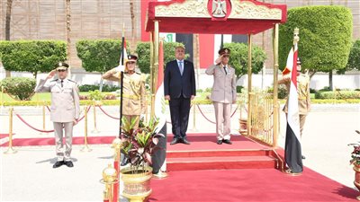  القائد العام للقوات المسلحة وزير الدفاع والإنتاج الحربى يلتقى نظيره العراقي