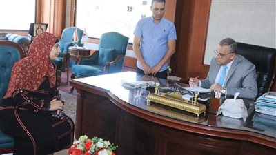 محافظ سوهاج يناقش عددًا من شكاوى وطلبات المواطنين