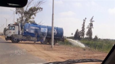 سيارة تلقى مياه الصرف الصحي في مصرف سبرباي بالغربية (فيديو)