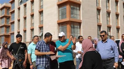 محافظ الوادي الجديد يتفقّد سير العمل بمجمع المصالح الحكومية المميكن (صور)