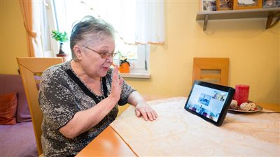 استخدام الإنترنت بعد سن الخمسين يقلل من خطر الإصابة بالخرف