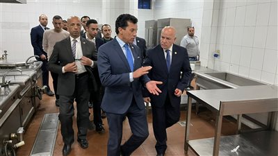 وزير الشباب والرياضة يطمئن على المصابين بنزلات معوية في مركز التعليم المدني 