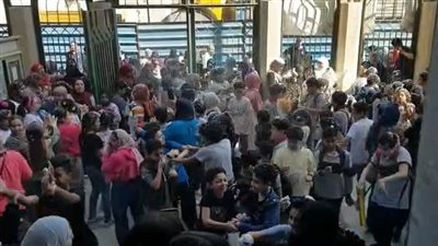 فرحة هستيرية لطلاب رابعة وخامسة ابتدائي بانتهاء امتحانات الترم الثاني بالجيزة، وسهولة اختبار الإيطالي لأولى ثانوى بالقاهرة (فيديو) 